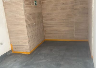 Pose d’un caniveau finition en carrelage