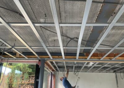 Pose d'un faux plafond en Gyproc. Linkebeek